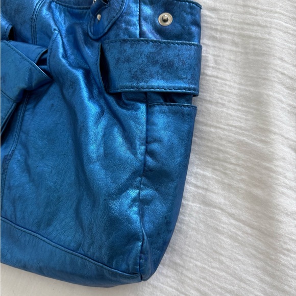 Y2K blue metallic faux leather shoulder bag w/ silver hardware - Picture 5 of 10